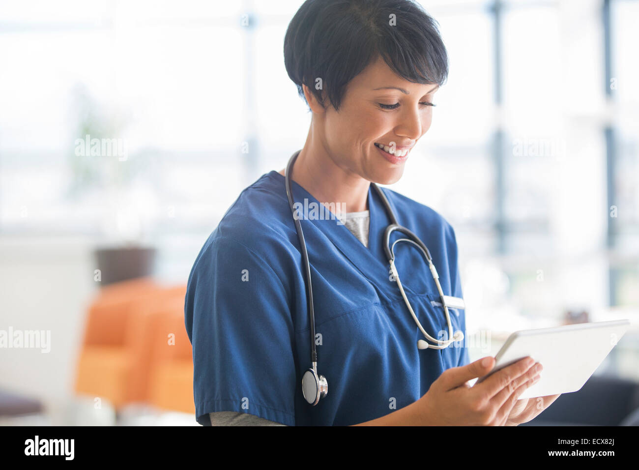 Medico donna utilizzando tablet pc in ospedale Foto Stock