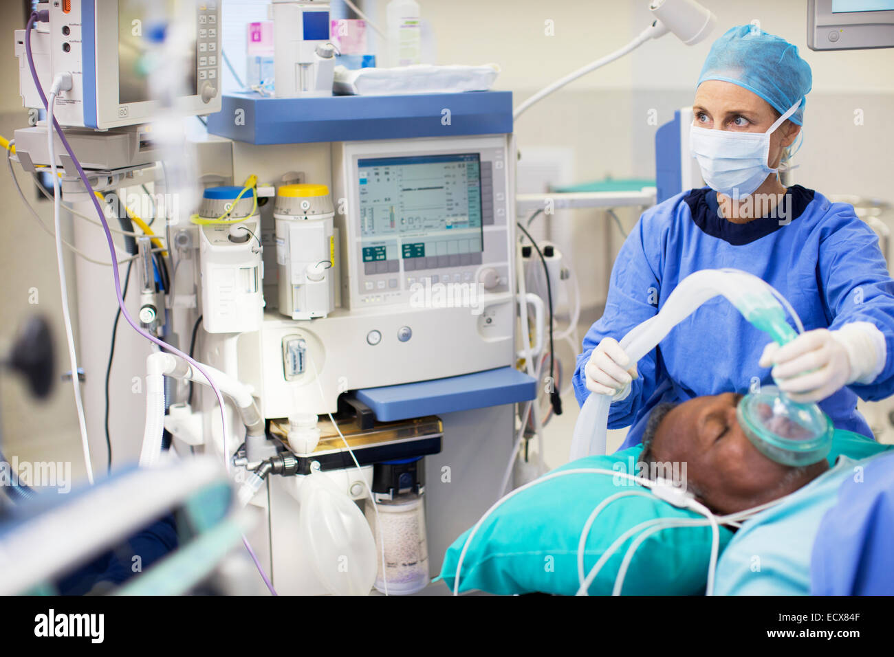 Medico donna indossa indumenti chirurgici di anestesia paziente in sala  operatoria Foto stock - Alamy