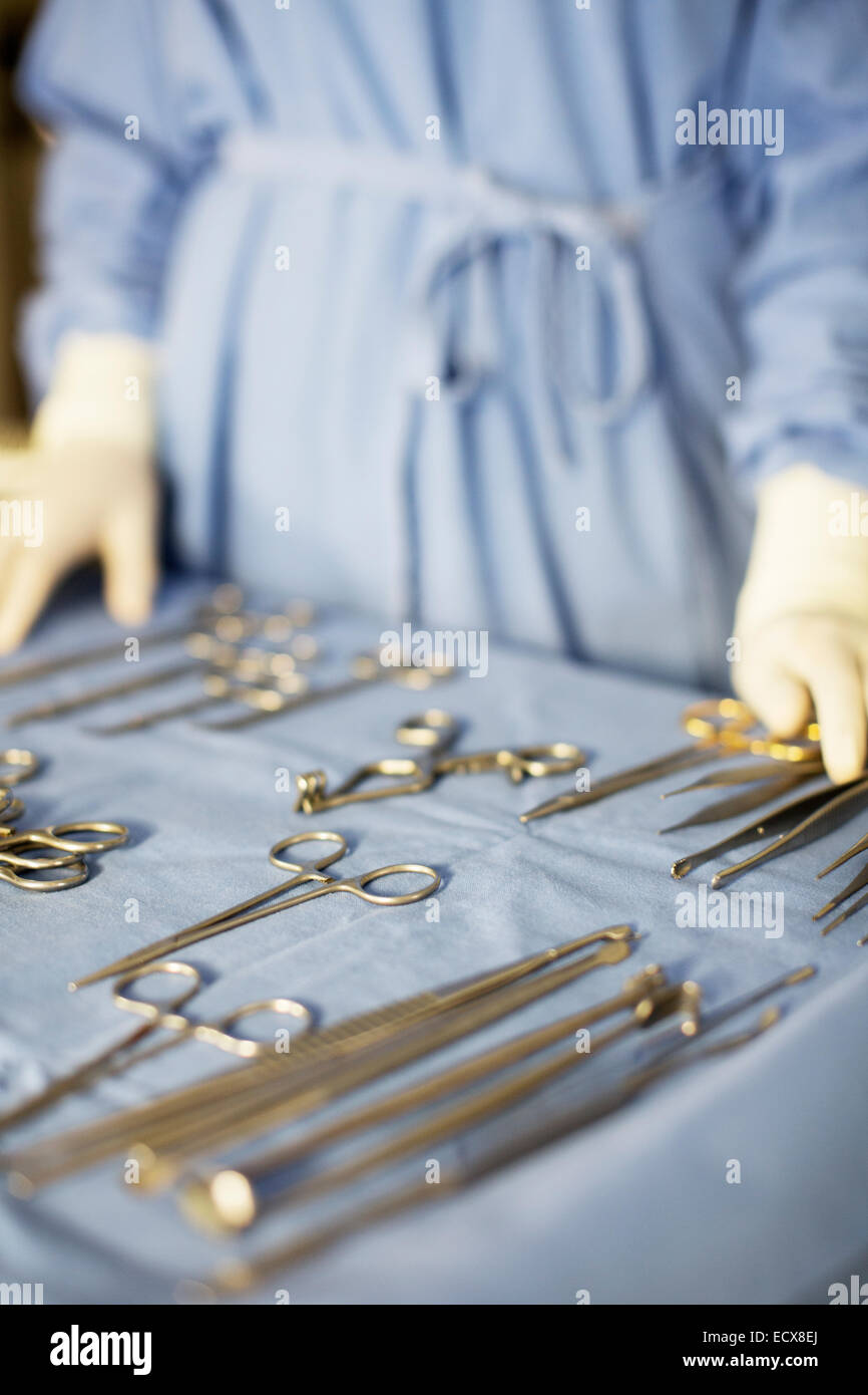 Apparecchiatura chirurgica sul tavolo in sala operatoria Foto Stock