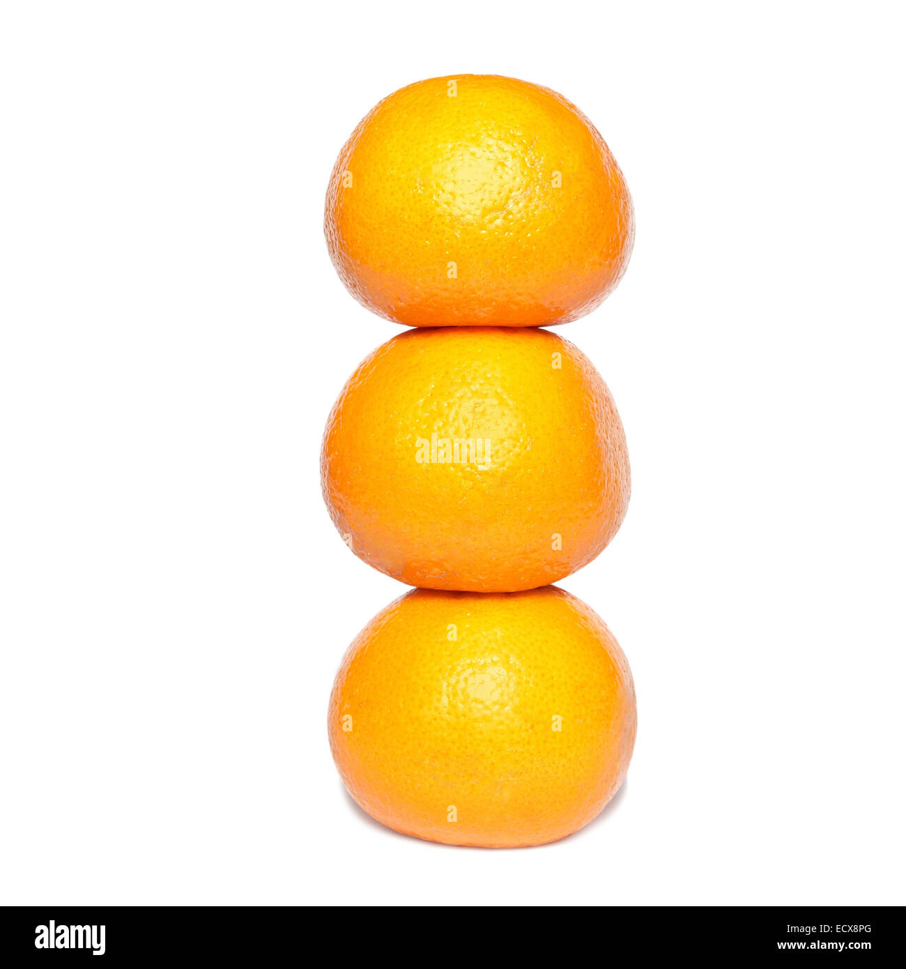 Fila di orange mandarini isolato su bianco. Foto Stock