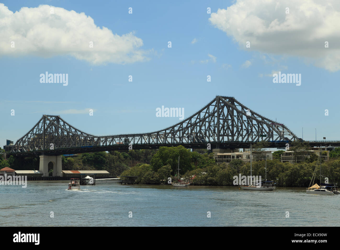 Una fotografia di Story Bridge a Brisbane presi in una giornata di sole con alcune soffici nuvole bianche. Foto Stock