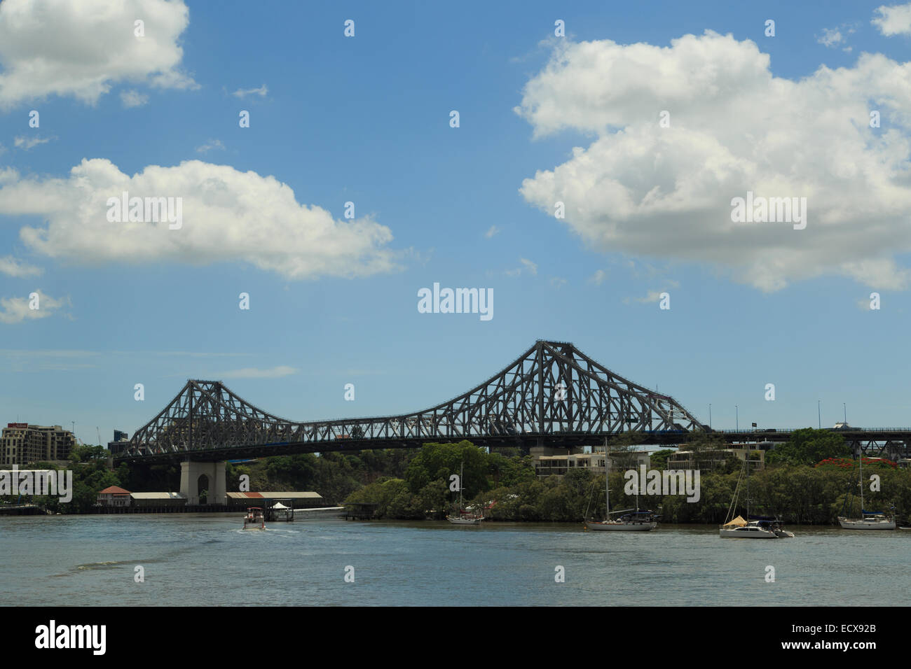 Una fotografia di Story Bridge a Brisbane presi in una giornata di sole con alcune soffici nuvole bianche. Foto Stock