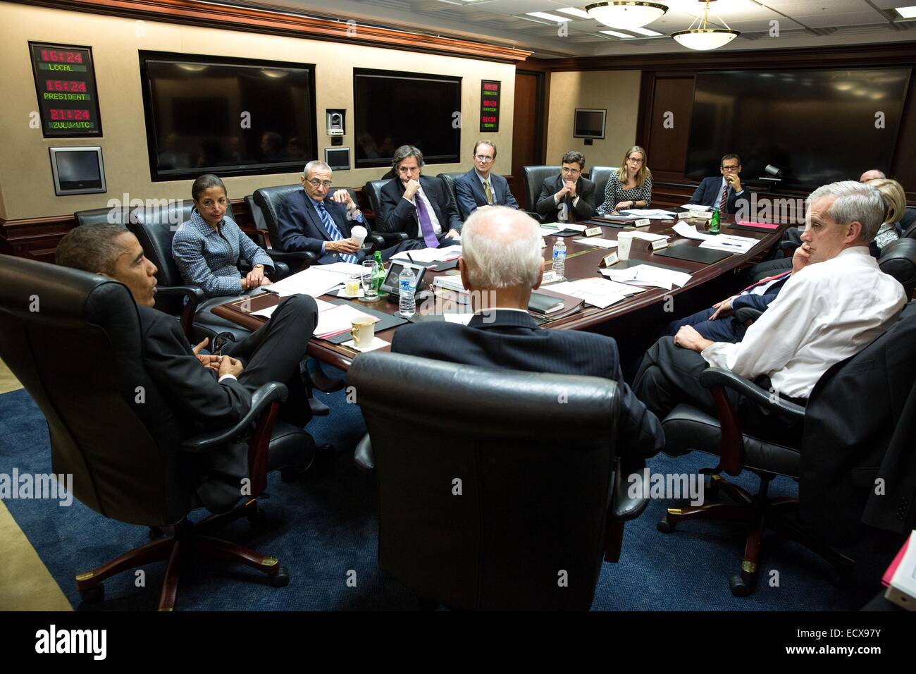 Il Presidente Usa Barack Obama e il Vice Presidente Joe Biden durante una riunione del Consiglio nazionale di sicurezza nella sala situazione della Casa Bianca il 6 novembre 2014 a Washington, DC. I partecipanti comprendono: Susan E. Riso, Giovanni Podestà, Tony Blinken, Brian Egan, Ricardo Zuniga, Bernadette Meehan, Colin Kahl, Neil Eggelston, Ben Rhodes, Anita Decker Breckenridge, Dan Pfeiffer e Lisa Monaco. Foto Stock