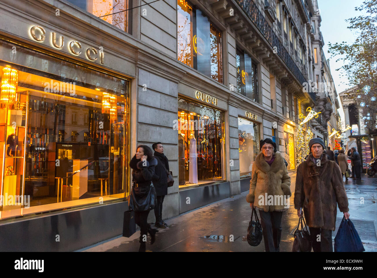 Parigi, strada, persone, Notte esterna, Negozi di lusso, Negozi, Gucci Store Fashion Brand, Shop fronts, Notte, Busy Street Scene, Rue Royale, SCENA INVERNALE Foto Stock