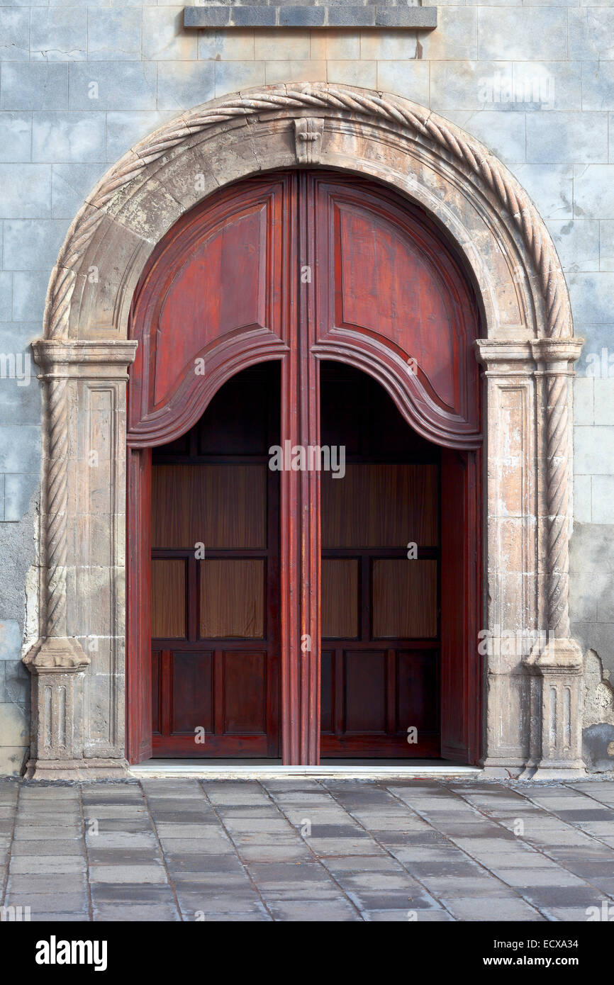 Porta di legno di Nuestra Senora de la Peña de Francia Cuhrch in Puerto de la Cruz, Tenerife, Isole Canarie, Spagna. Foto Stock