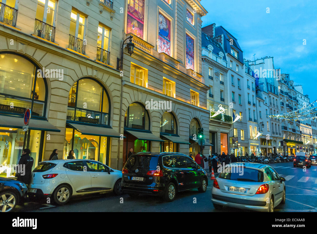 Parigi, Francia, People Christmas Shopping, Outside Street Scenes, notte, Negozi di lusso, Rue du Faubourg Saint Honoré, Hermés Shop fronts, auto alla guida, inverno Foto Stock