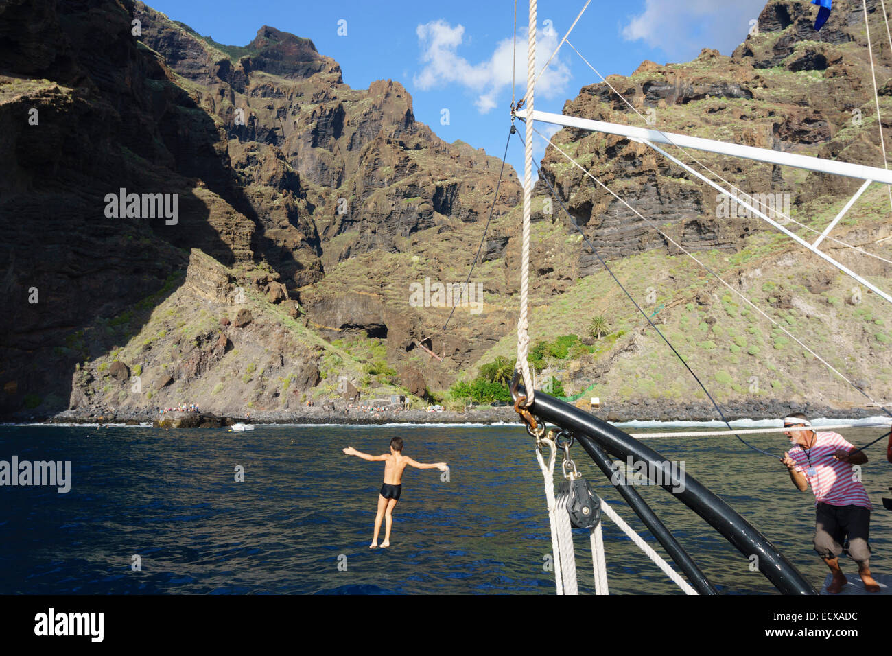 Tenerife - pinna Onu "nave pirata' escursione turistica, osservare i delfini, alla baia di Masca da Los Gigantes. Immersioni dalla Barca. Foto Stock