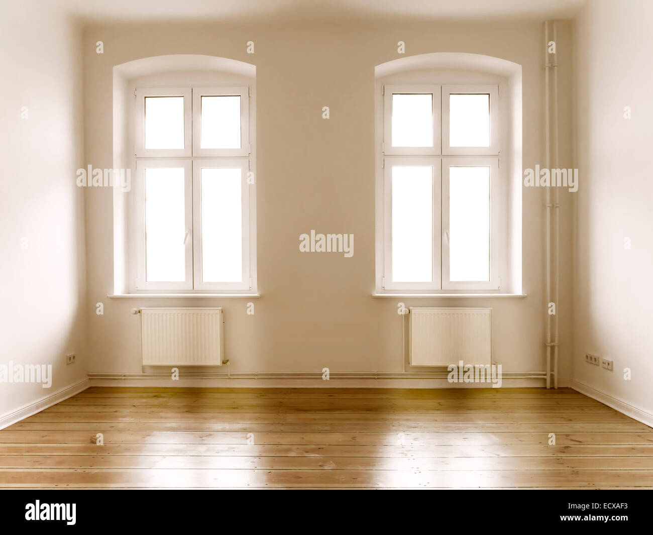 Stanza vuota con la luce del sole in un vecchio edificio Foto Stock