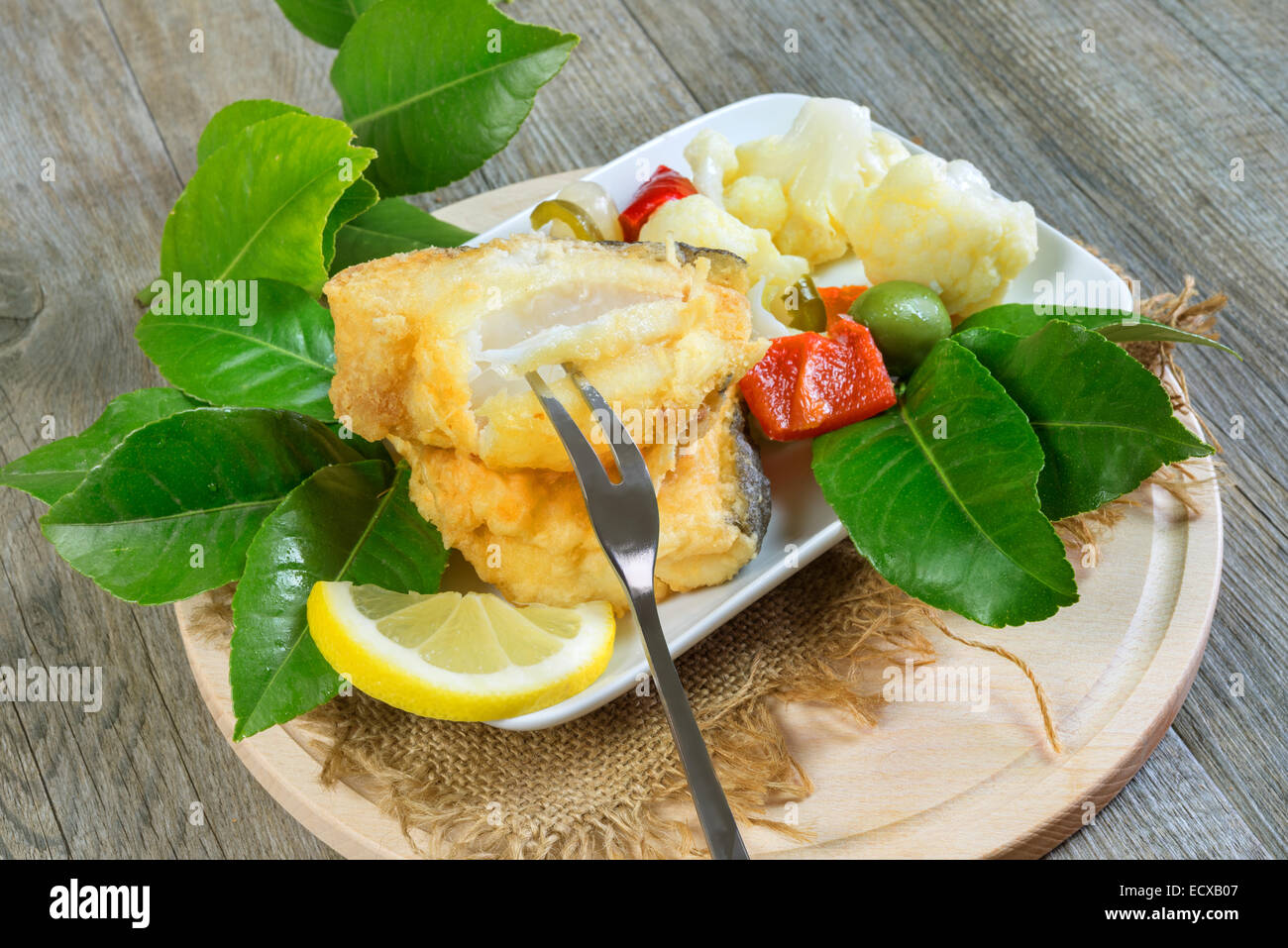 Pezzo di Merluzzo fritto su insalata di cavolo Foto Stock