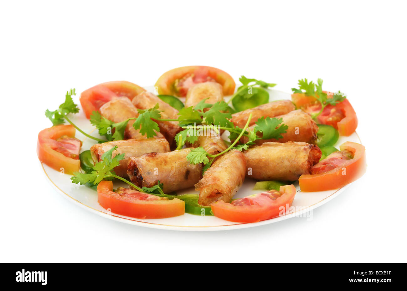 Piatto di pesce fritto involtini primavera isolato su bianco Foto Stock