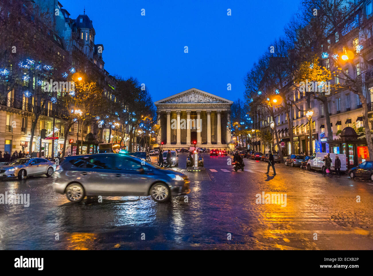Parigi, Francia, traffico fuori dalle strade, notte, pioggia, Madeleine "Rue Royale", guida di automobili, colore della città, centro inverno, guida a parigi, strade urbane Parigi con persone e auto Foto Stock