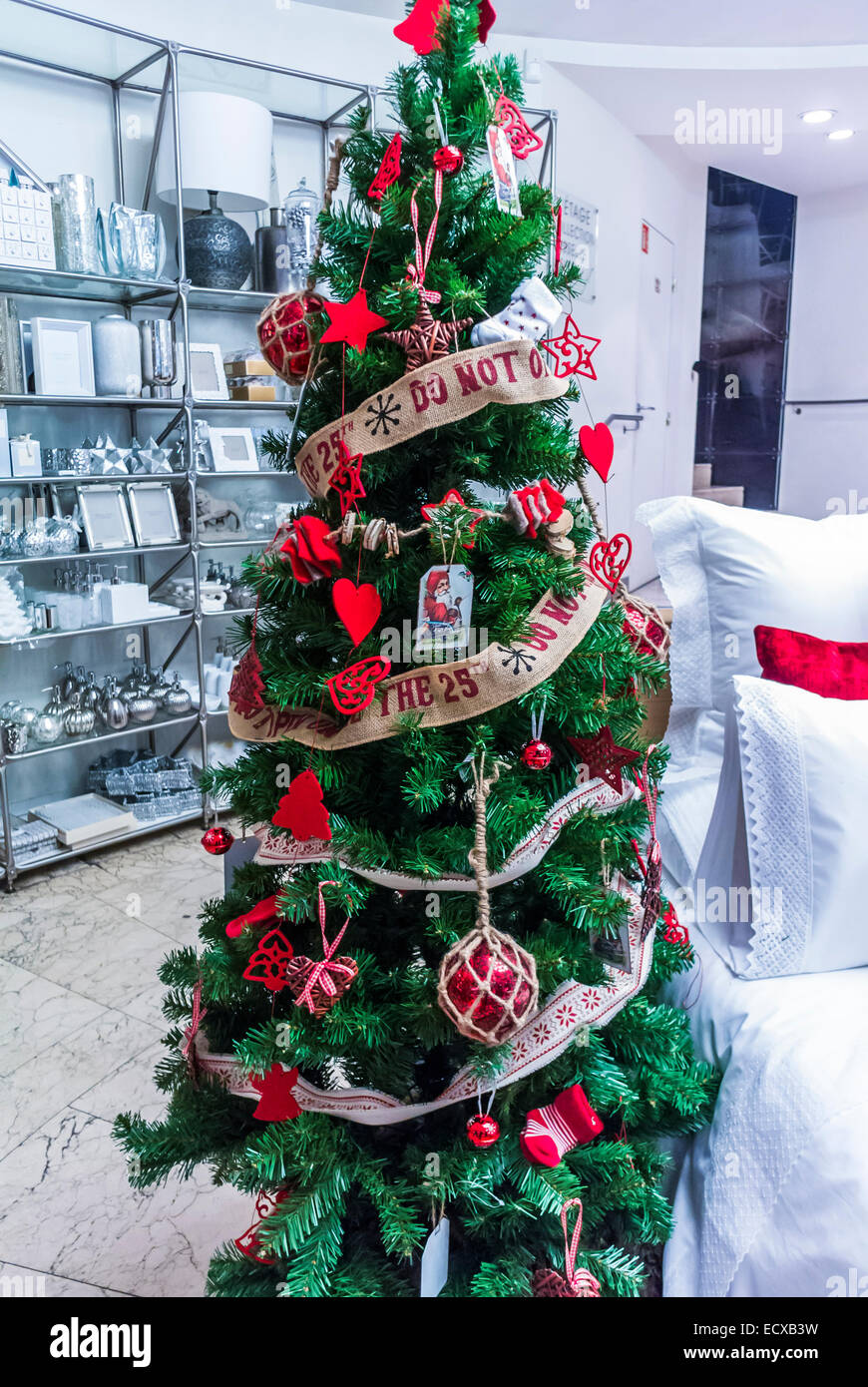 Albero Di Natale Zara.Parigi Francia All Interno Della Finestra Di Visualizzazione L Albero Di Natale Decorazioni Zara Home Shop Foto Stock Alamy