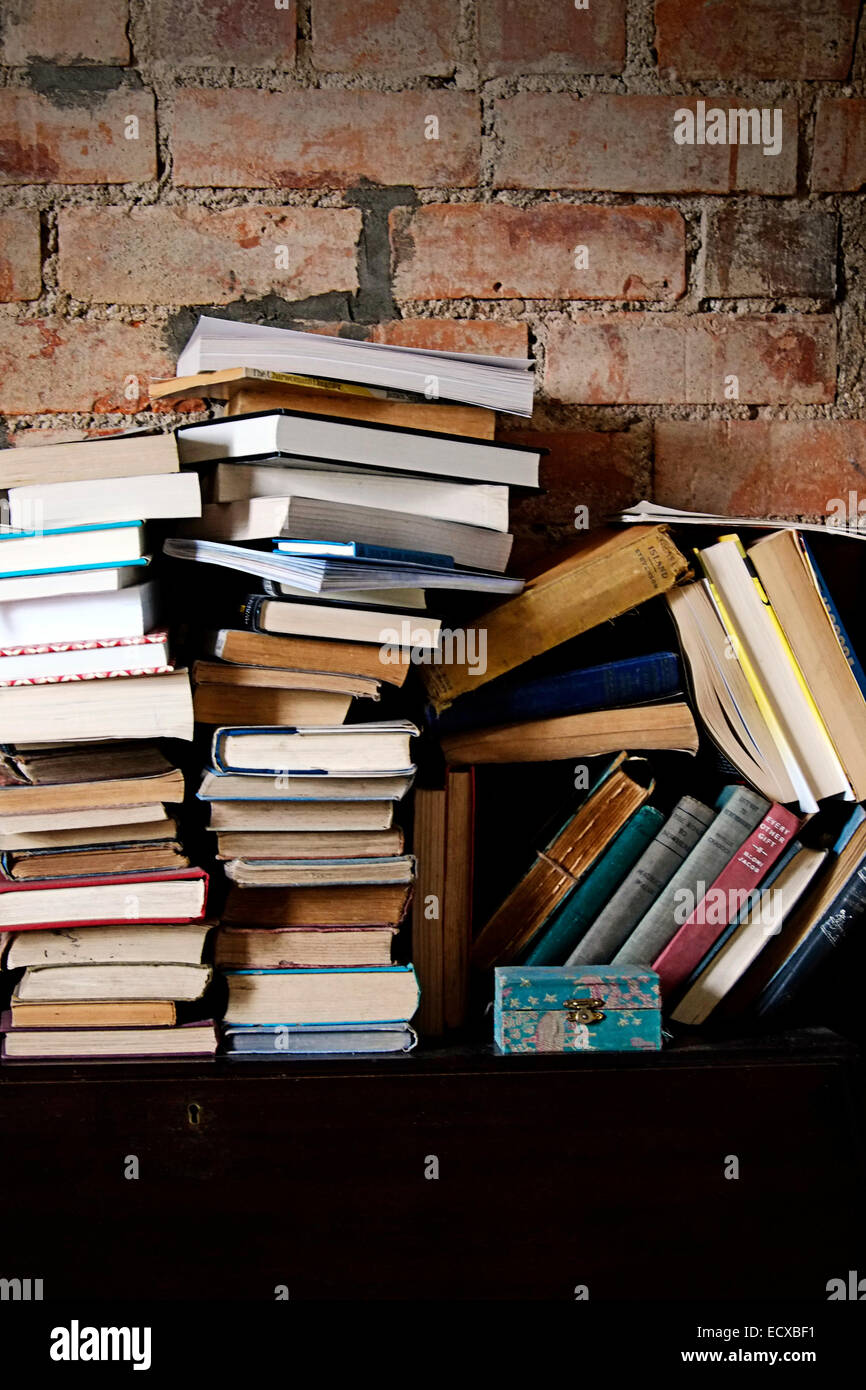 Una pila di libri in un vecchio cottage irlandese. Foto Stock