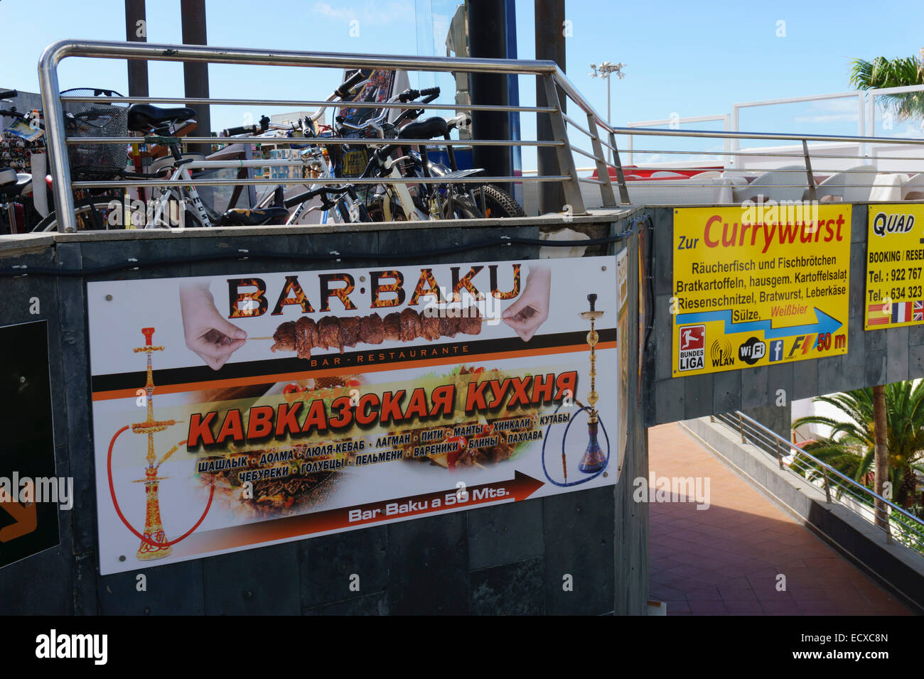 Tenerife - La Pinta bay, ad ovest di Puerto Colon. Segno di barbecue. Foto Stock