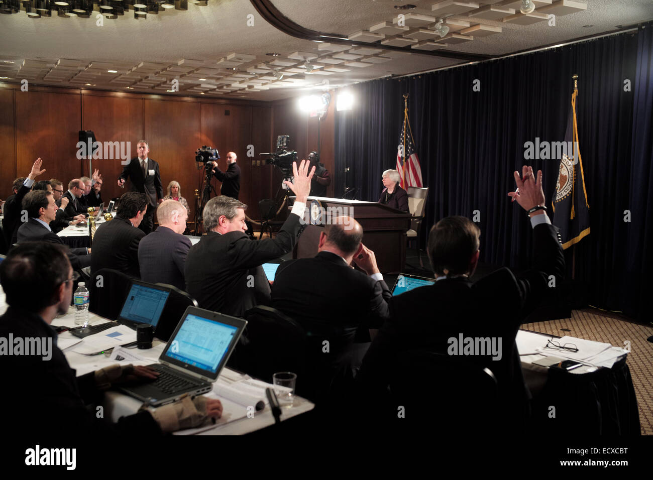 La US Federal Reserve Presidentessa Janet Yellen prende le domande da reporter in apertura della Riserva Federale Mercato Aperto conferenza stampa Dicembre 17, 2014 a Washington, DC. Foto Stock