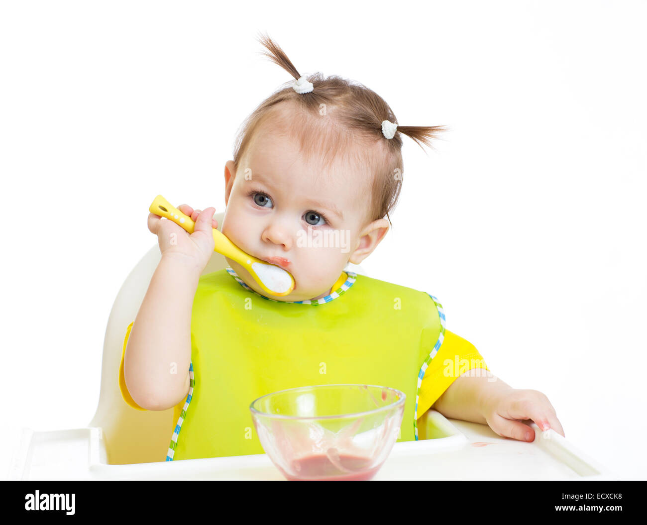 Baby mangiare con appetito seduta a tavola Foto Stock