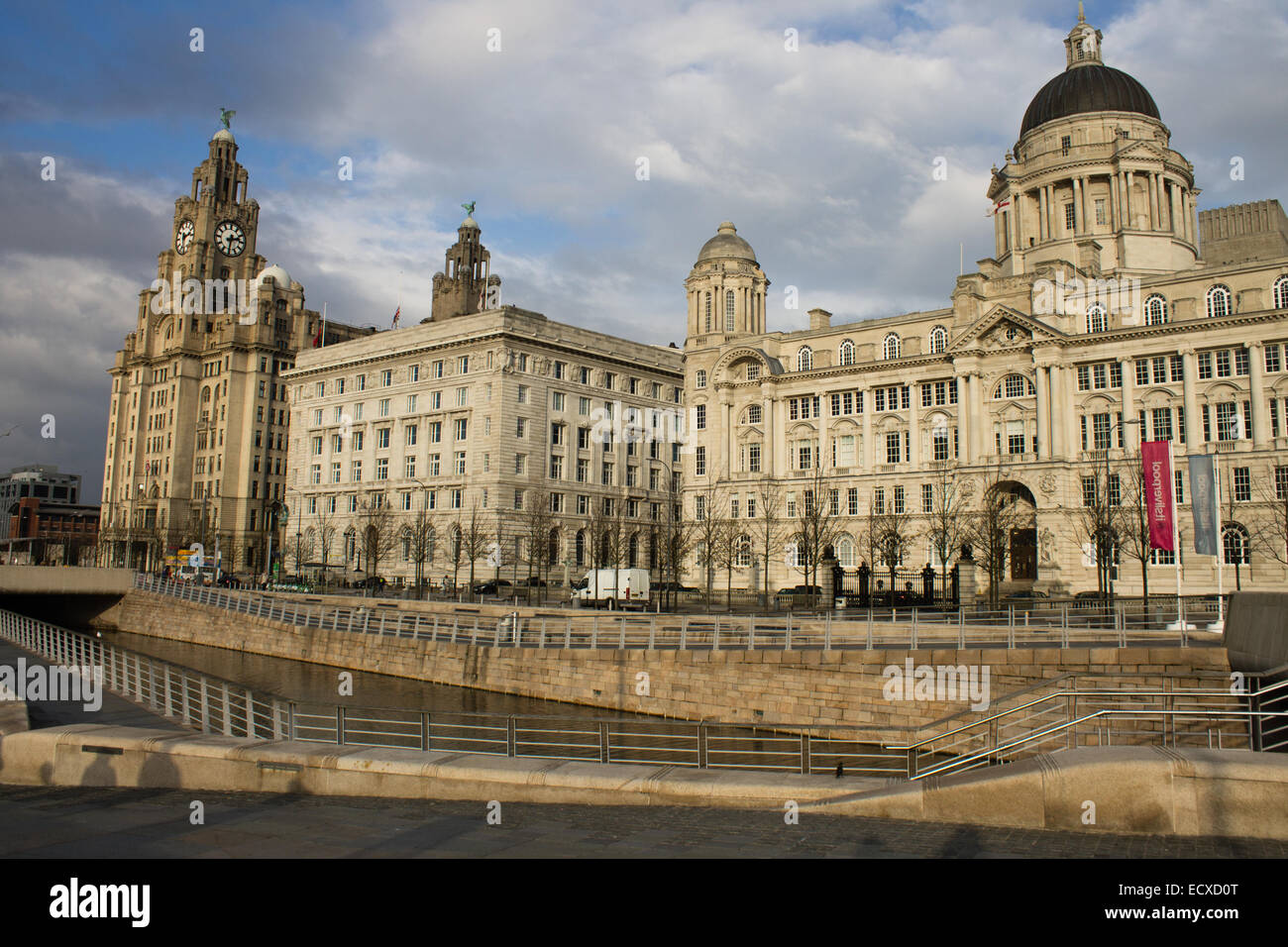 Il Fegato uccelli e Cunard Building al Pier Head sul lungomare di Liverpool Regno Unito. Foto Stock