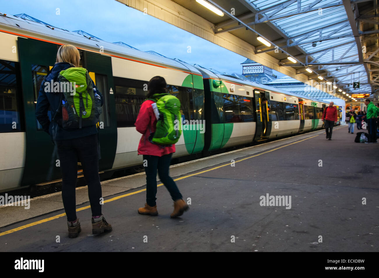 Passeggeri alla stazione ferroviaria stazione ferroviaria di Eastbourne East Sussex England Regno Unito Regno Unito Foto Stock