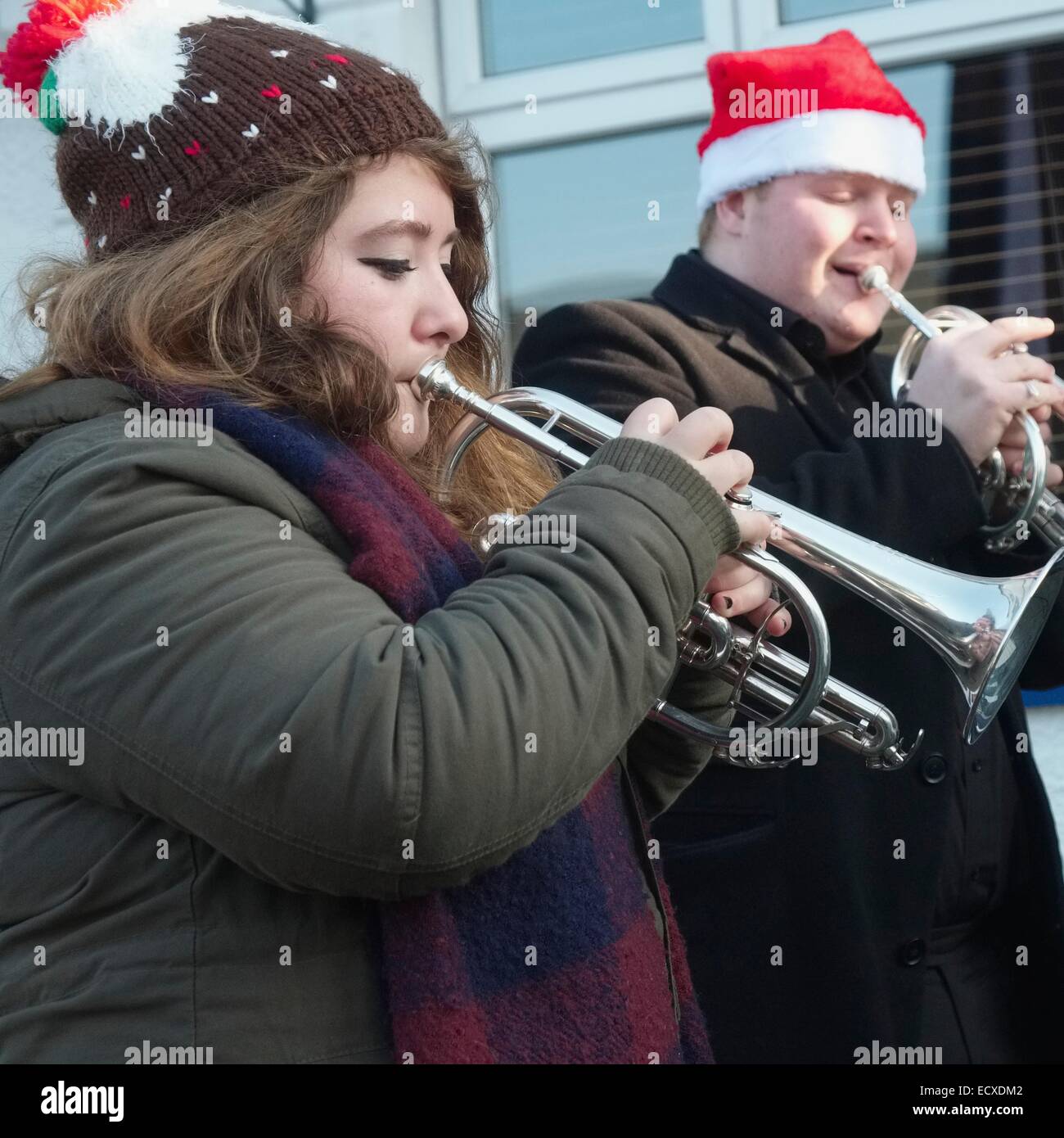 Una banda di ottoni suona canti natalizi all'inizio della festa di Natale nel villaggio Abseroch Foto Stock