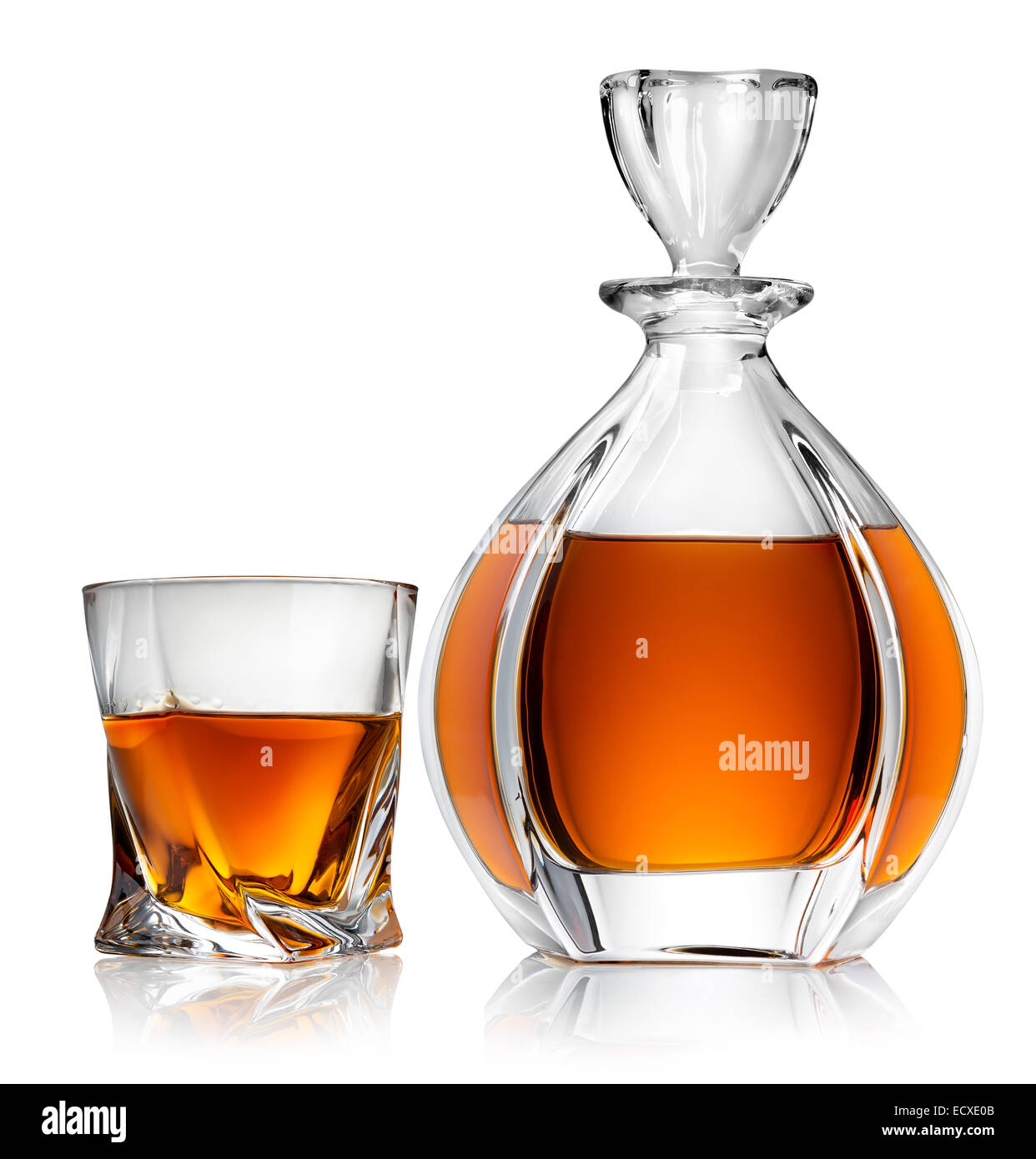 Caraffa e bicchiere di whiskey isolato su uno sfondo bianco Foto Stock