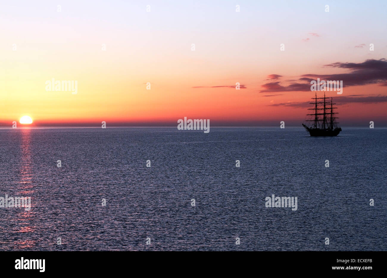Georg stadio, una tre-masted full-truccate formazione danese tall ship nella bellissima alba nel suono in Danimarca una mattina di primavera in aprile. L'ambiente. Foto Stock