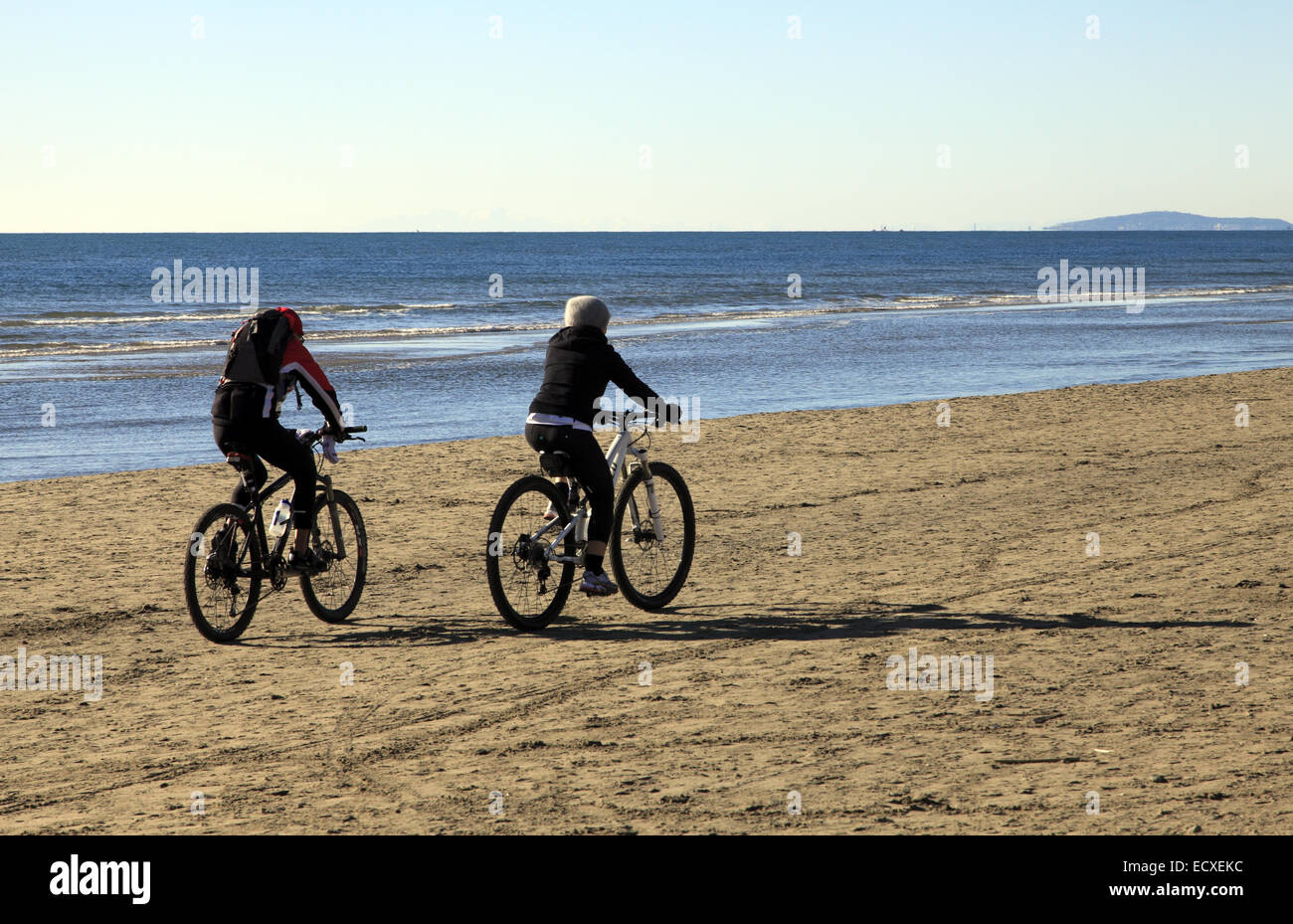 Carnon Beach, Languedoc-Roussillon, Francia. Il 21 dicembre 2014. Ottime condizioni meteo per mountain bike sulla spiaggia il primo giorno di inverno e il giorno più corto dell'anno. Foto Stock