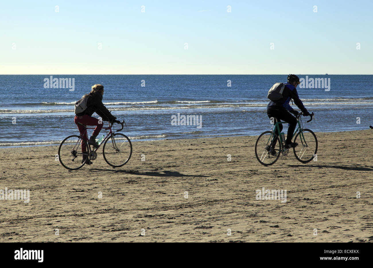 Carnon Beach, Languedoc-Roussillon, Francia. Il 21 dicembre 2014. Ottime condizioni meteo per mountain bike sulla spiaggia il primo giorno di inverno e il giorno più corto dell'anno. Foto Stock