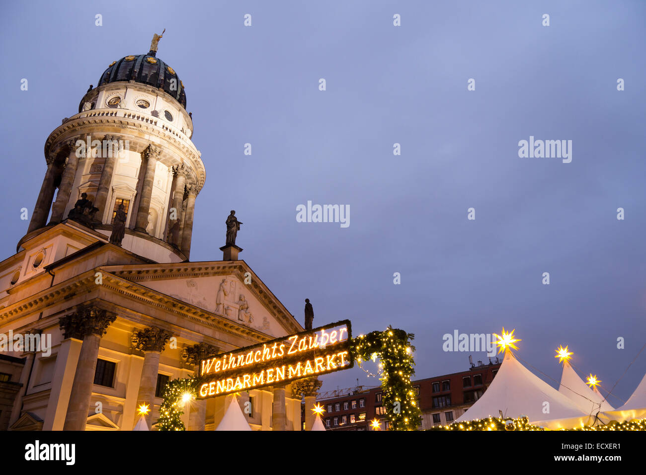 Mercatino di Natale in piazza Gendarmenmarkt a Berlino nel mese di dicembre Foto Stock