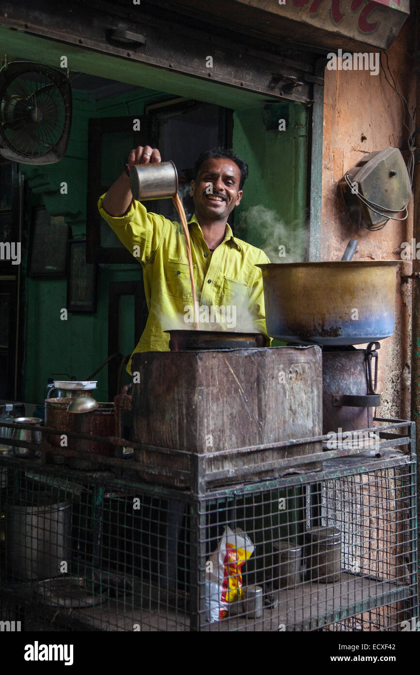 Chai wallah preparando il tè in Jodhpur, India Foto Stock