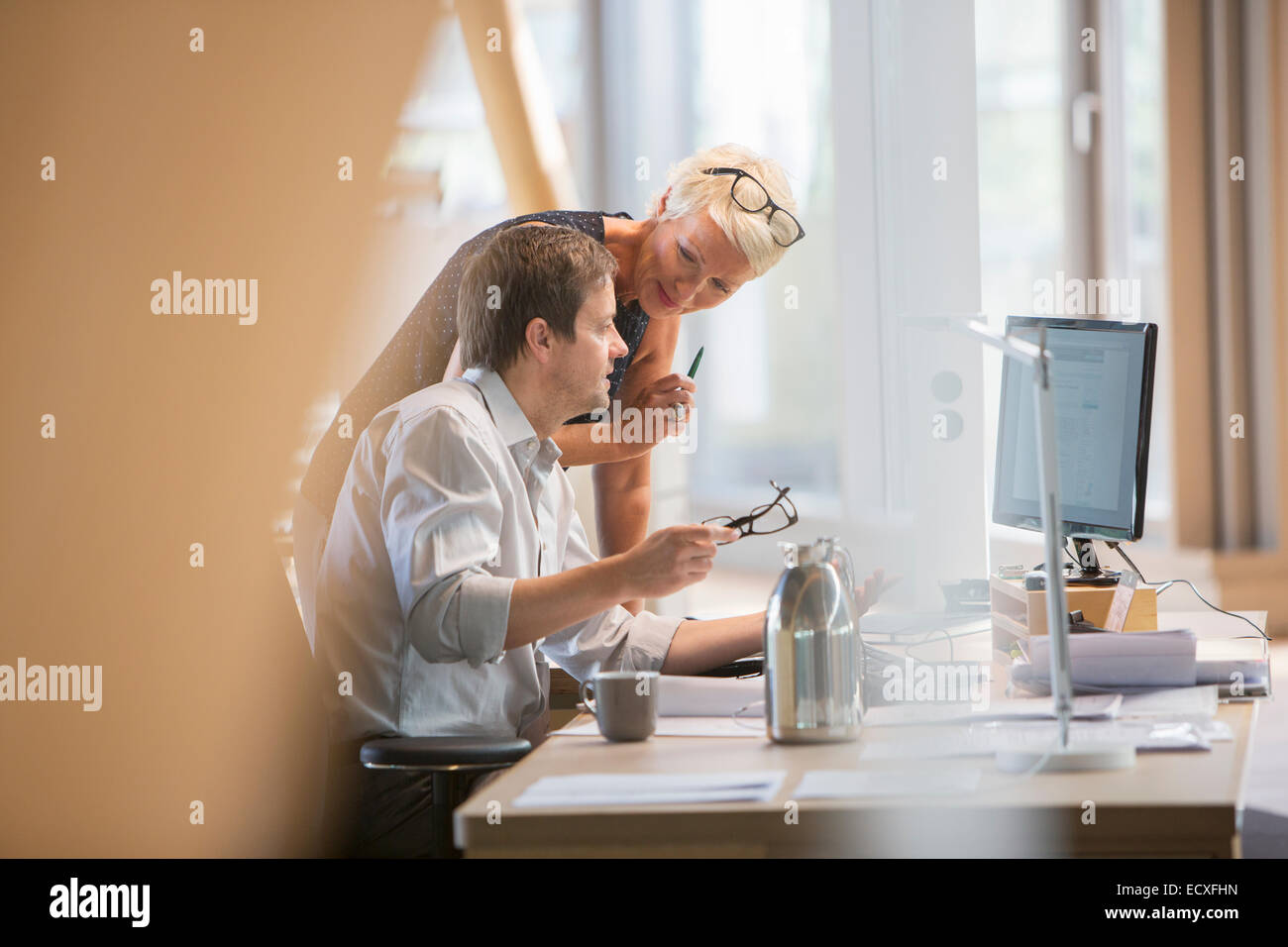 La gente di affari di parlare alla scrivania in ufficio Foto Stock