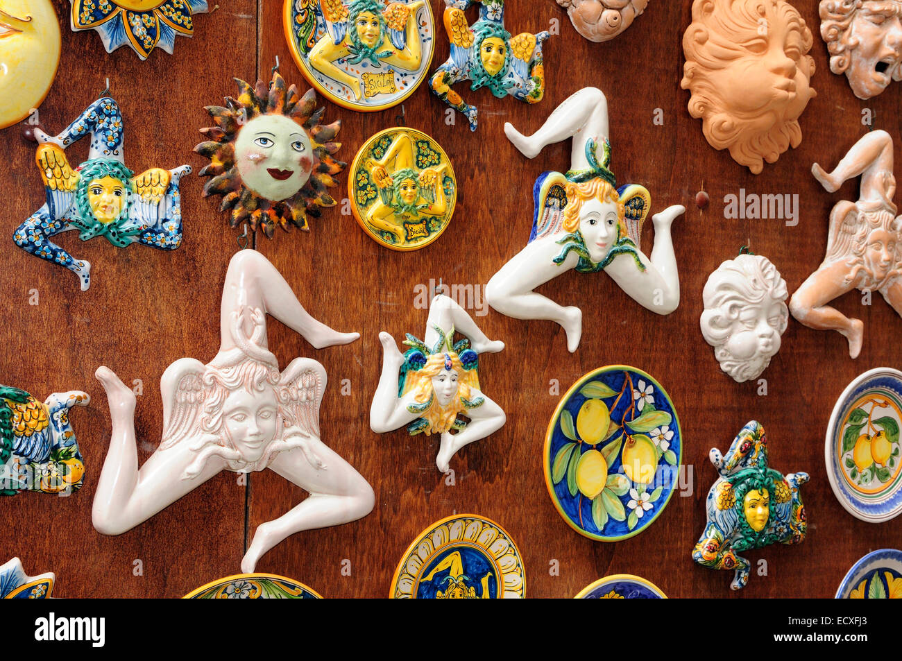 Pottery suns e Trinacria in negozi per turisti e ceramiche siciliane Érice, Erice, in Sicilia Foto Stock