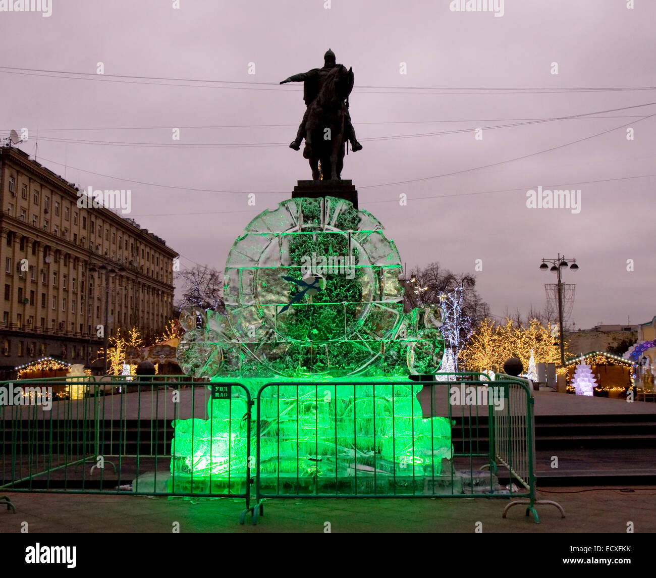 Mosca - Dicembre 26, 2013: Ice orologio - decorazione per Natale e Capodanno Vacanze sulla Tverskaya Street vicino al monumento di re Foto Stock