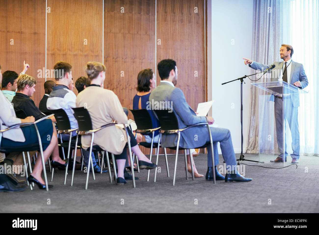 Ritratto di imprenditore in piedi al leggio trasparente parla prima udienza in sala conferenze Foto Stock