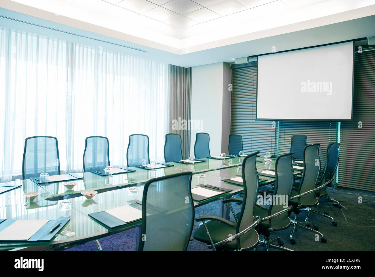 Svuotare la sala conferenze con i moderni tavolo in vetro Foto Stock