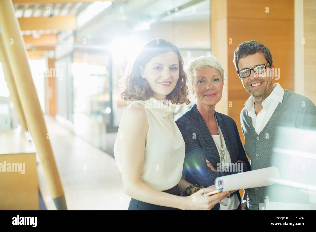 La gente di affari sorridente in ufficio Foto Stock