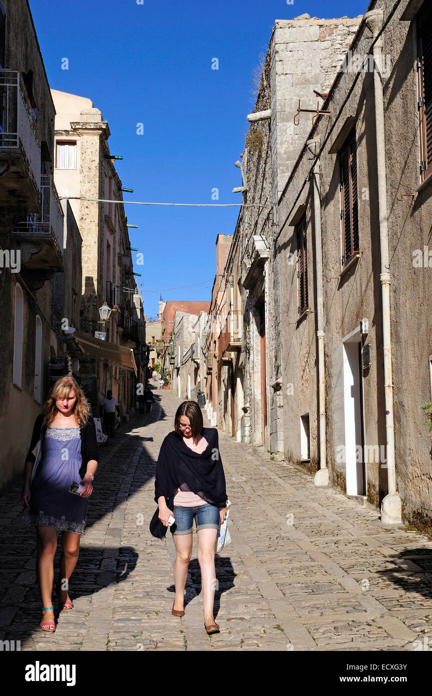 Street nella città vecchia, Erice, in Sicilia, Italia Foto Stock