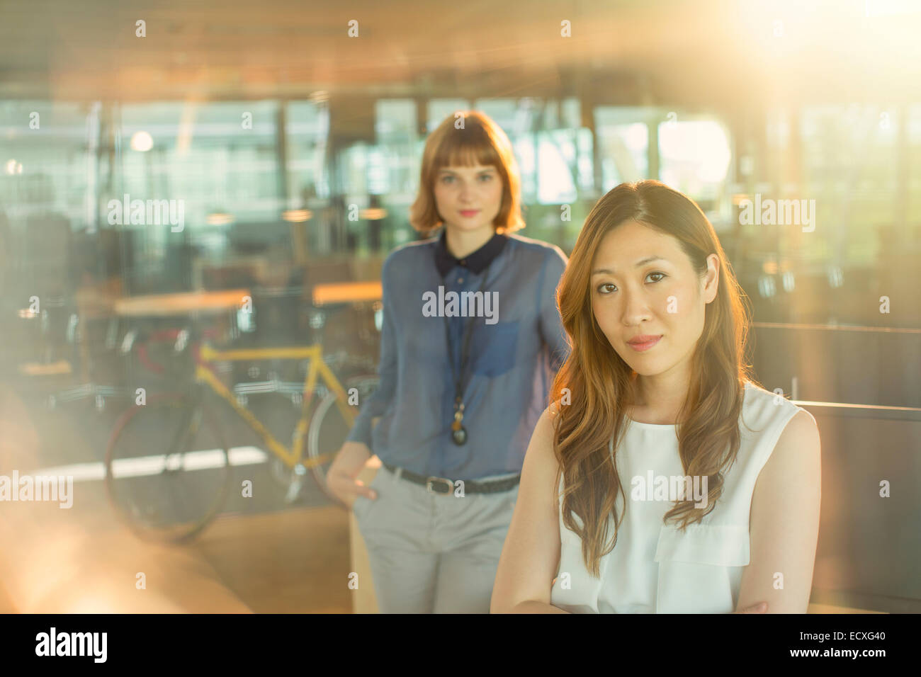 Grave imprenditrici in office Foto Stock