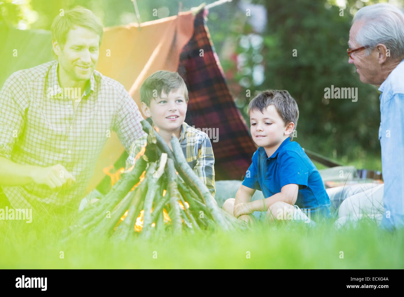 Fratelli camping con il padre e il nonno Foto Stock