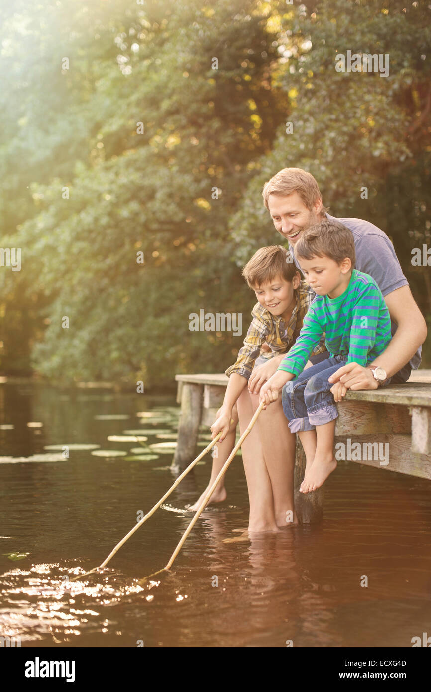 Padre e figli la pesca nel lago Foto Stock