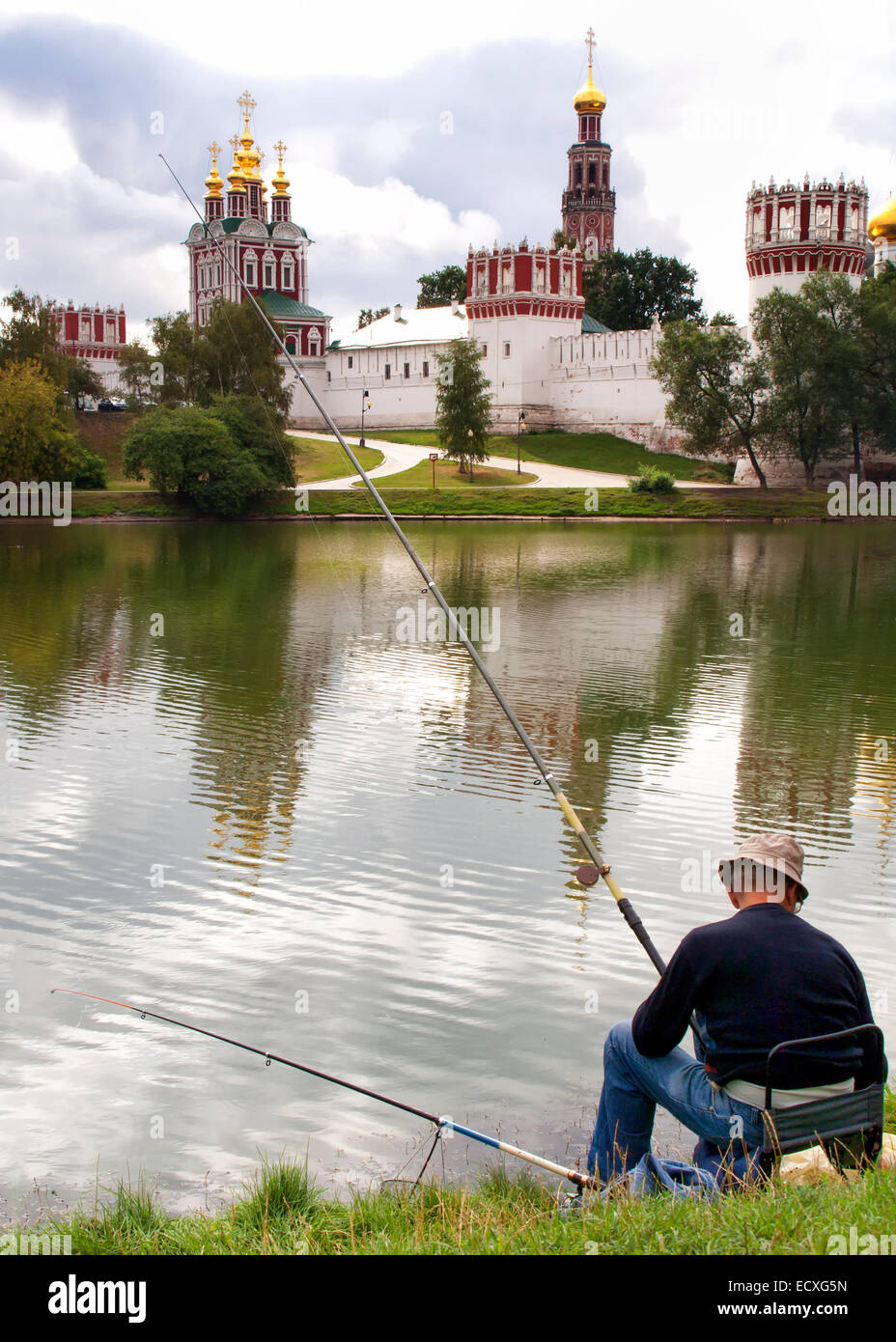 La cattura di pesci nel lago vicino il Convento Novodevichy. Foto Stock