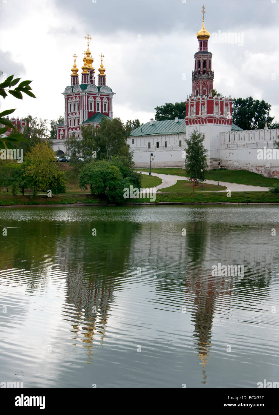 Il Convento Novodevichy riflette nel lago - Ritratto di stile. Foto Stock