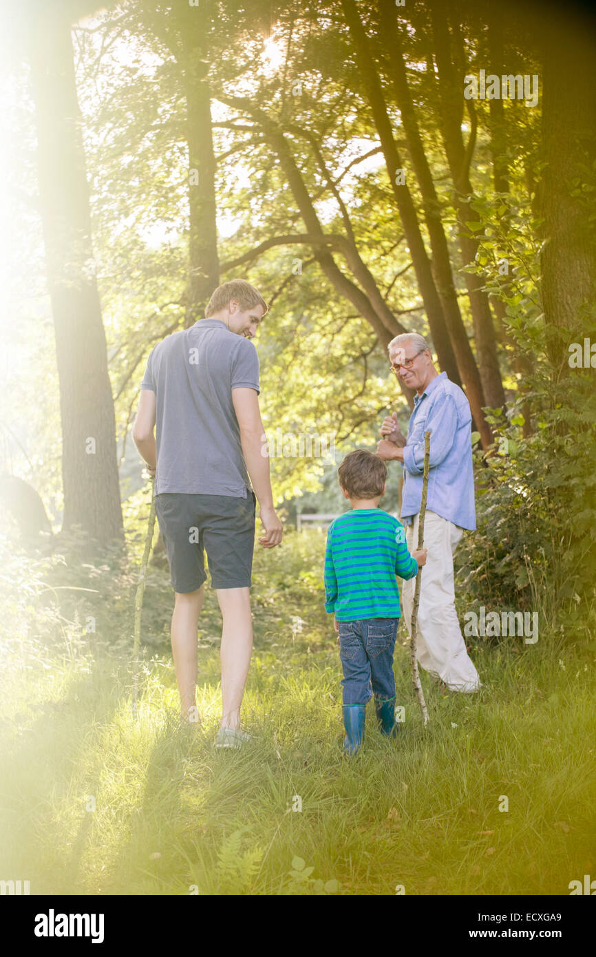 Il ragazzo, padre e mio nonno passeggiate in foresta Foto Stock