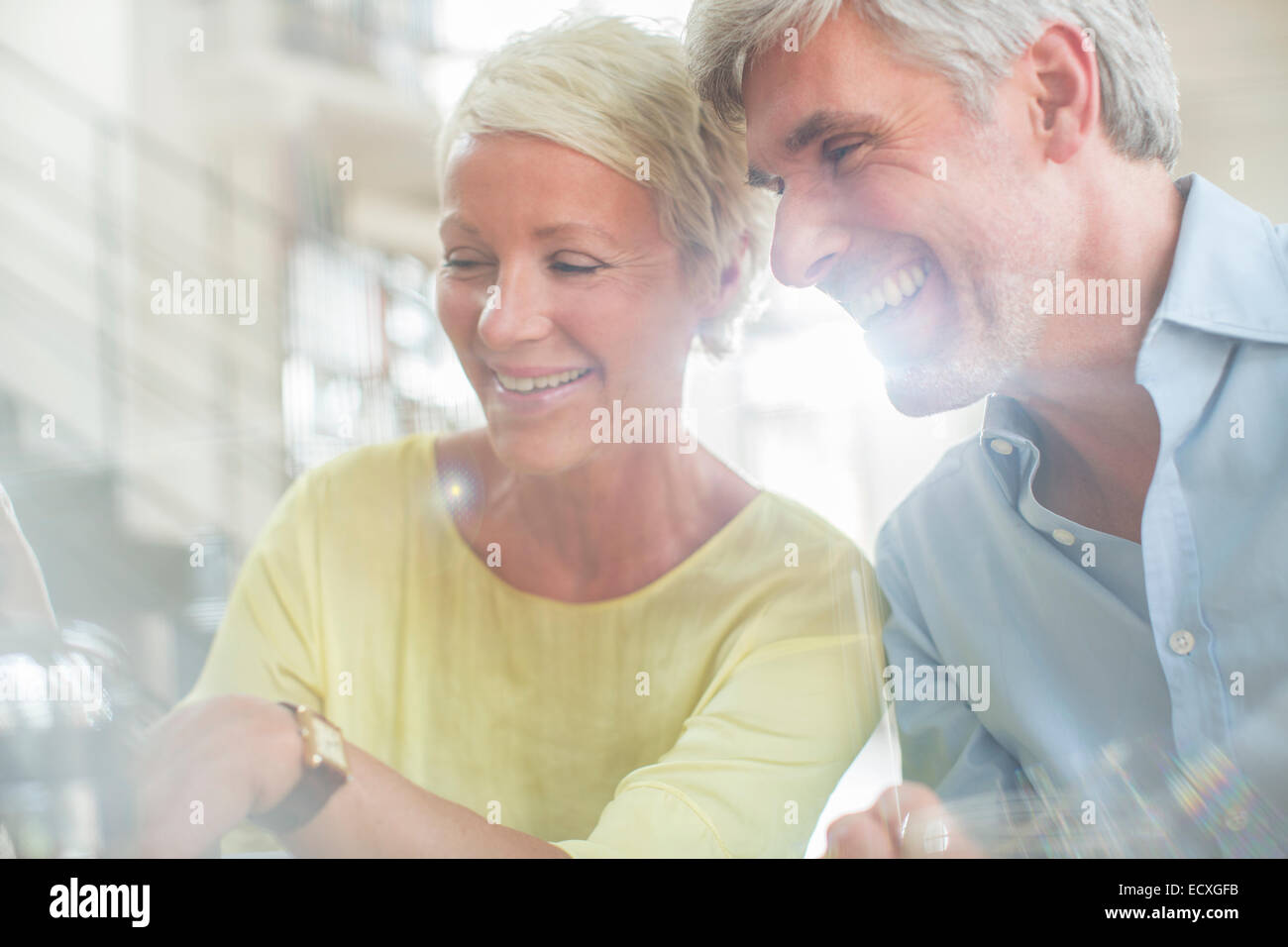 Coppia di anziani ridere insieme Foto Stock