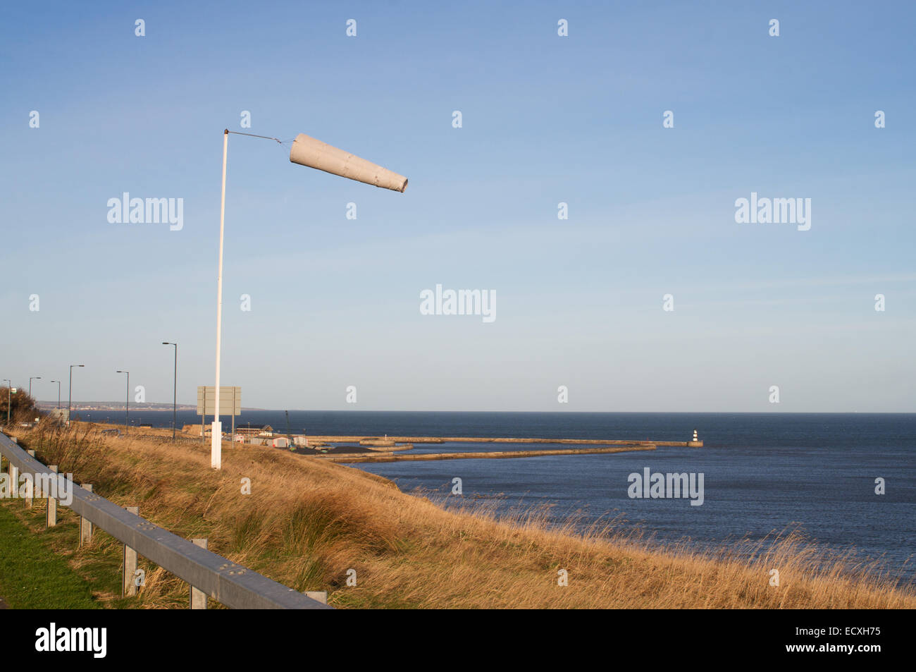Un forte vento da ovest antivento di soffiatura a Seaham, County Durham, England, Regno Unito Foto Stock