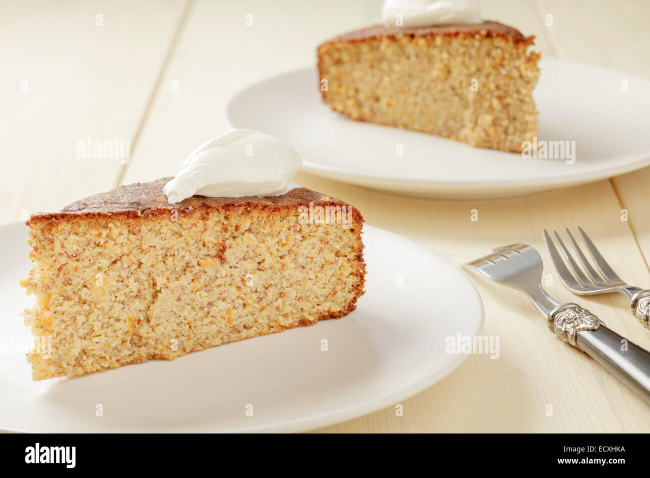 Arancione Flourless torta con crema fraiche Foto Stock