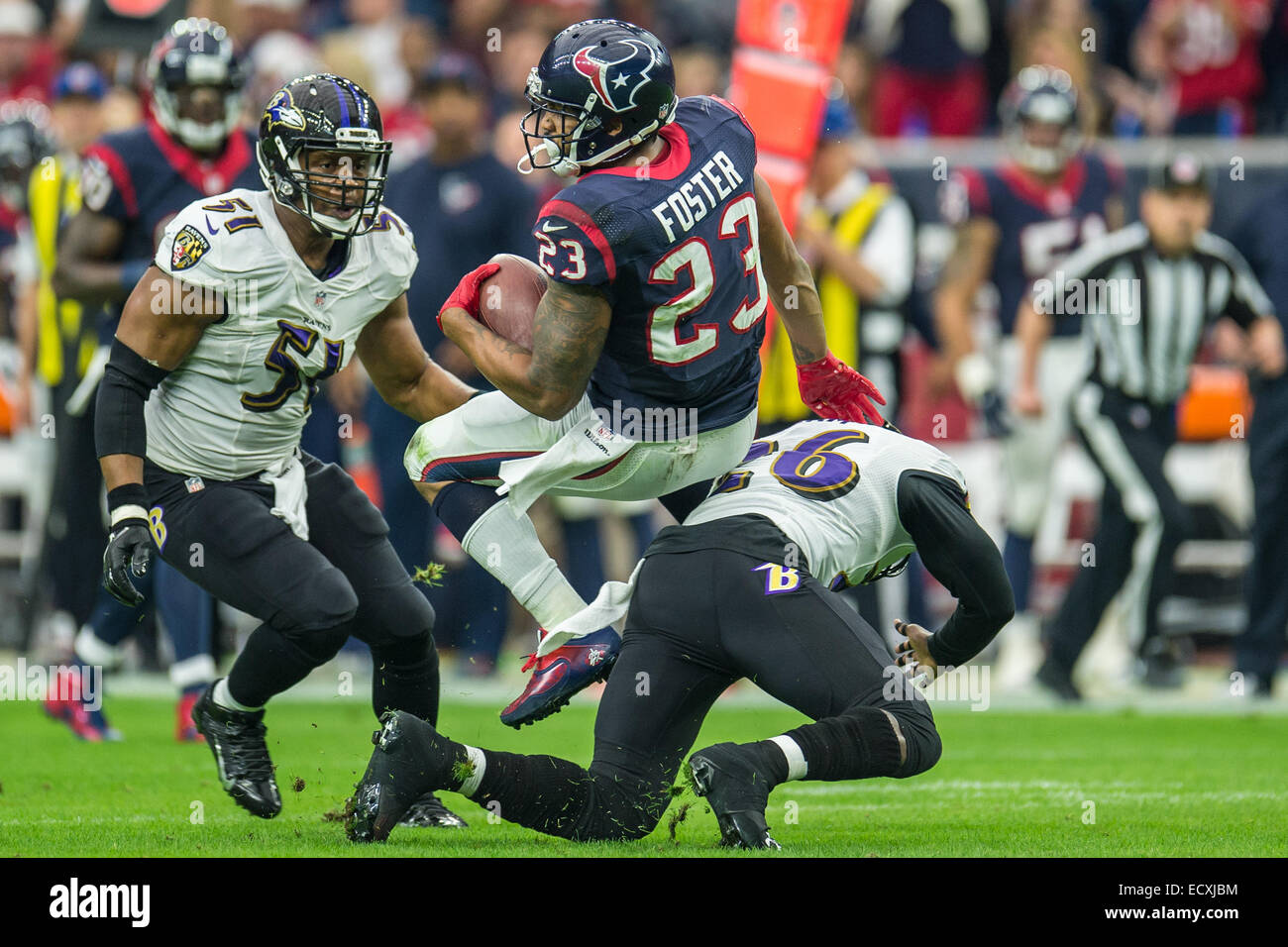 Houston, Texas, Stati Uniti d'America. Xxi Dec, 2014. Houston Texans running back Arian Foster (23) viene tirato giù dalla Baltimore Ravens sicurezza forte Matt Elam (26) durante la prima metà di un gioco di NFL tra Houston Texans e Baltimore Ravens presso NRG Stadium di Houston, TX su dicembre21st, 2014. Credito: Trask Smith/ZUMA filo/Alamy Live News Foto Stock