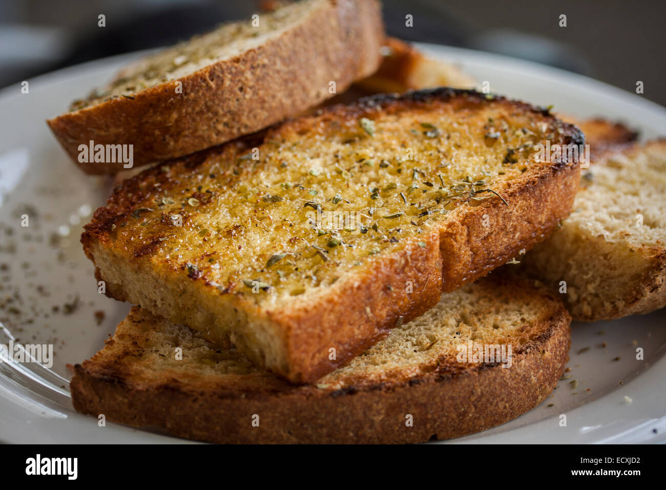 Pane grigliato con olio di oliva e origano in un ristorante nel villaggio Poulithra. Arcadia, Peloponneso, Grecia Foto Stock