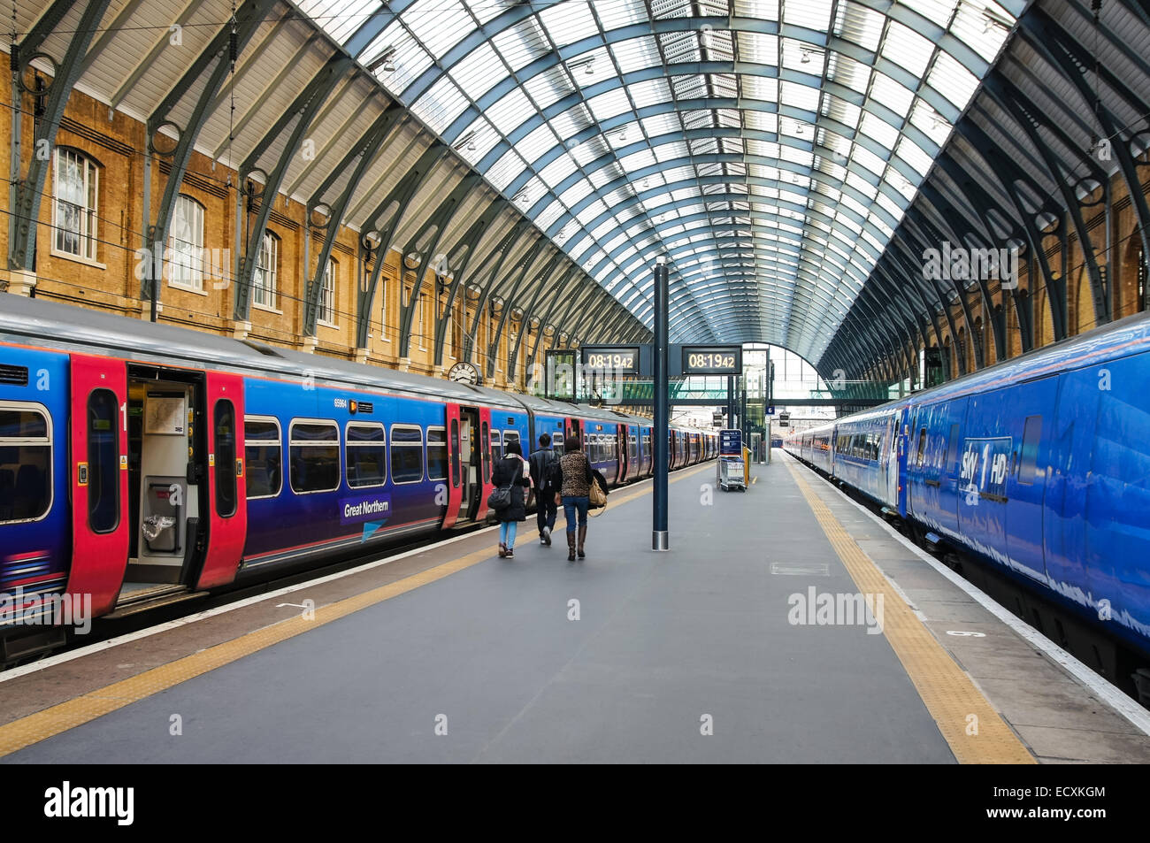 Passeggeri a Kings Cross stazione ferroviaria stazione ferroviaria, Londra England Regno Unito Regno Unito Foto Stock