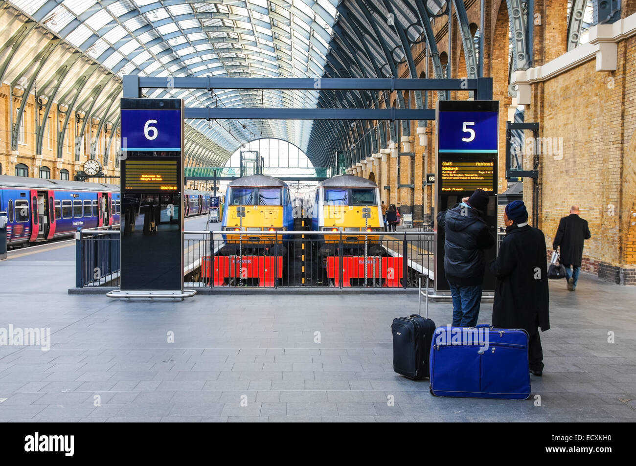 Passeggeri a Kings Cross stazione ferroviaria stazione ferroviaria, Londra England Regno Unito Regno Unito Foto Stock