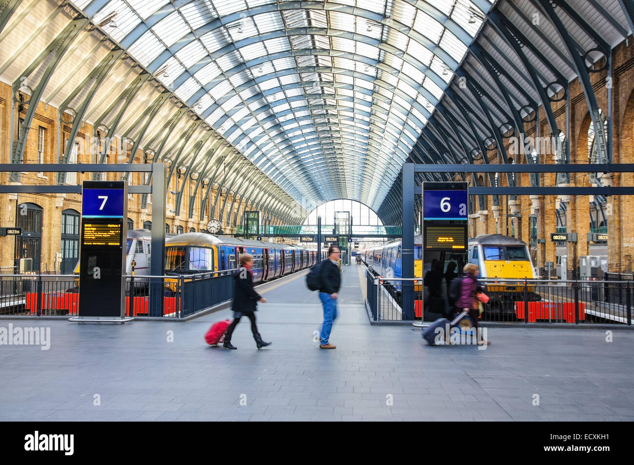 Passeggeri a Kings Cross stazione ferroviaria stazione ferroviaria, Londra England Regno Unito Regno Unito Foto Stock